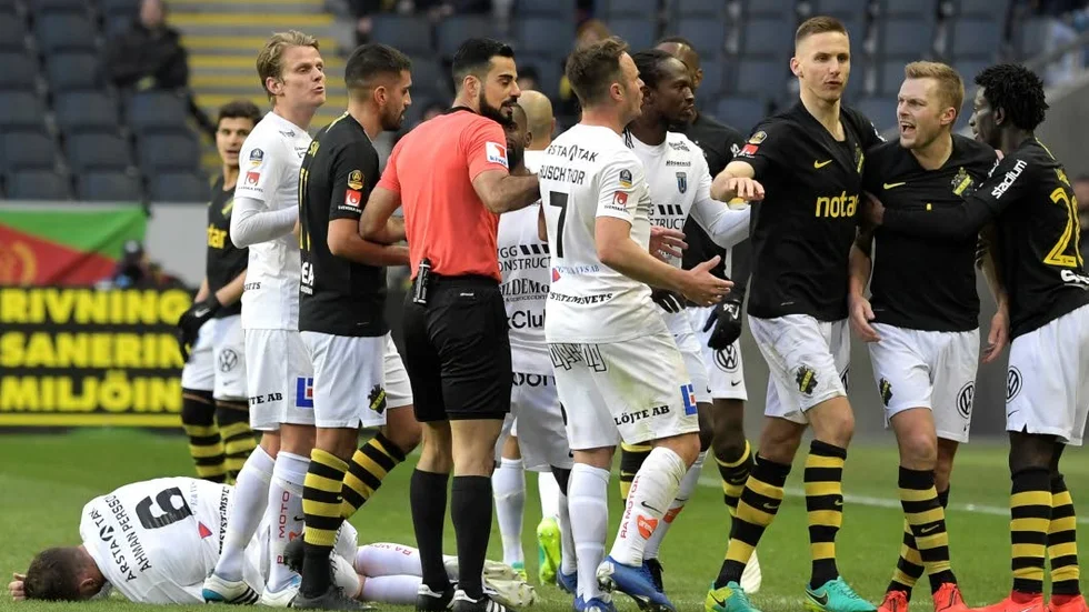 Åhman Persson fick flera smällar, här av Sebastian Larsson.