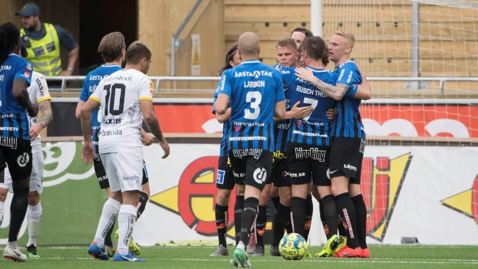 Någonstans i mitten av Siriusspelare finsn Sam Lundholm efter att ha gjort sitt första straffmål mot Häcken.