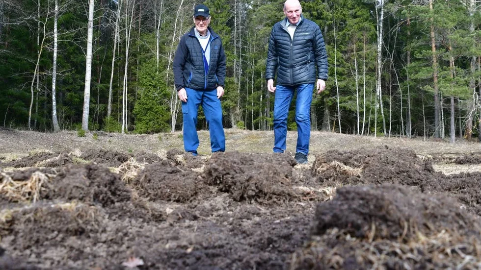 Olle Persson och Gert Suber på den förstörda Lännaborgs IP i Åkerlänna.