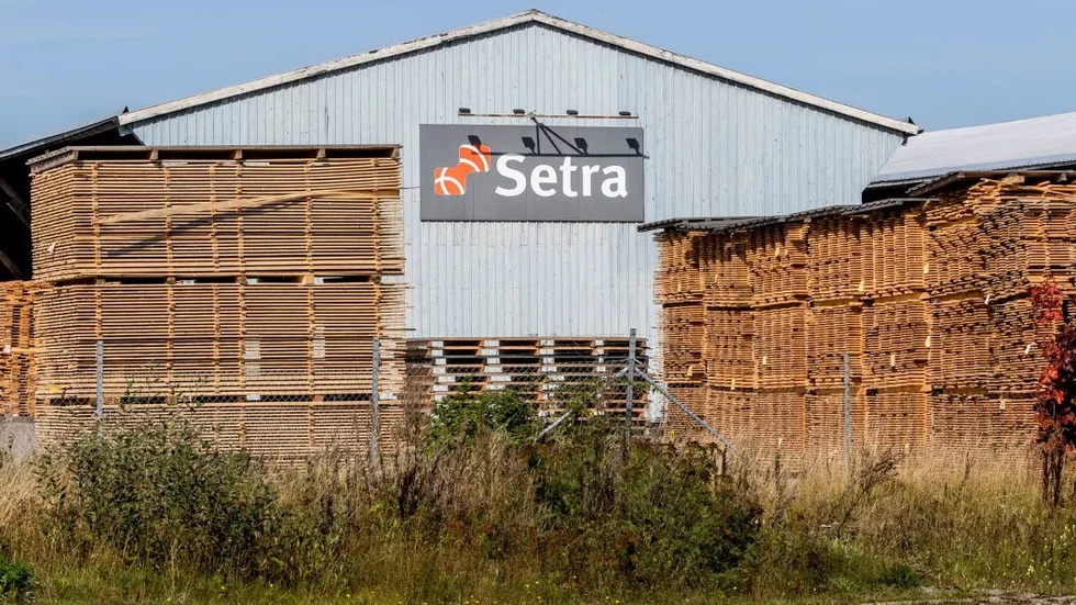 För att öka sågverkets kapacitet och säkra jobben på plats har nu Setra Group investerat 60 miljoner kronor i en hundra meter lång byggnad.