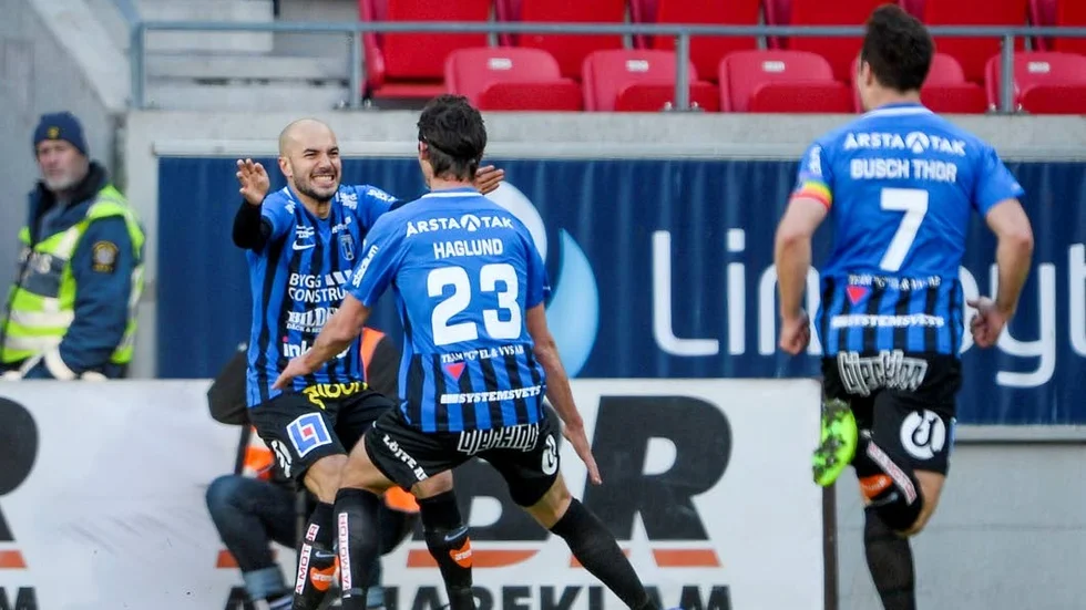 Karl Larson firar 0–1-målet tillsammans med framspelaren Philip Haglund.