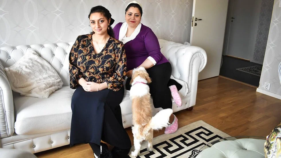 Anna Markowska och Emilia Huczko i vardagsrummet hemma hos Anna.