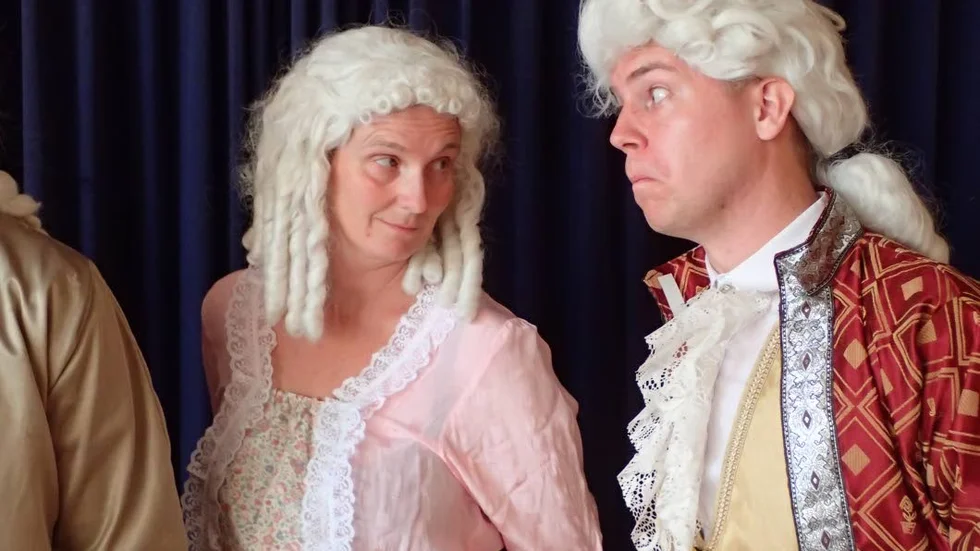 Friherrinnan t.h. spelad av Mari-Louise Persson och Gustav Adolf Reuterholm,spelad av Johannes Bergfeldt i Teater Uschs uppsättning av "Drottningens juvelsmycke".