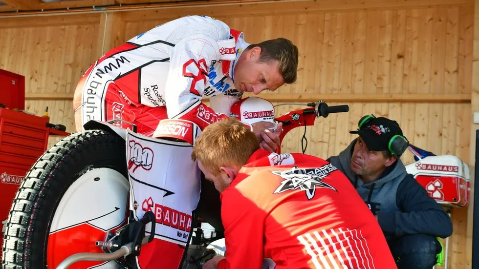 Andreas Jonsson i depån i Hallstavik. Mennågon körning blir det inte mot Masarna. Jonsson är skadad, något som faktiskt gör att torsdagens match kan bli ännu hetare.