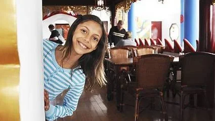 Tioåriga Julia Isaksson från Gävle trivs bland de exotiska interiörerna i restaurangen på Dragon Gate.