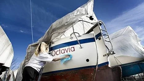 Bibi Wretblad Åkerström  premiärputsar på segelbåten.