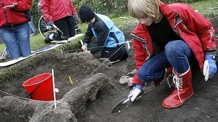Sara Trygg klass 6A gräver efter fynd på skolgården.