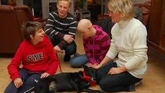 Tess med extrahusse Mikael Niemi har blivit nya kompisar till Malin Johansson och Annika Lif som bor på Ängsvägens gruppboende i Örbyhus.