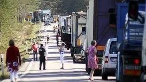 Långa köer uppstod då olyckan gjorde riksvägen oframkomlig.