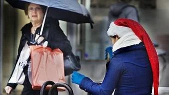 Vissa gör tappra försök att skapa lite julstämning.