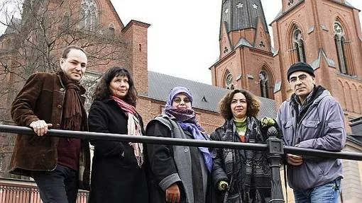 Från vänster, konstnärerna Sergio Perea Jerez, Anna Löwdin, Regina Mucwicki Mabrouk och Teymor Zarré (längst till höger) åker till Egypten i sommar för ett samarbete med konstnärer i Alexandria. På bilden syns också Sherouk Talaat, representant från biblioteket i Alexandria som är på besök i Uppsala.