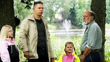 - Det vore fint med fler belysta fontäner i sjön, men först måste vi skaffa fram pengar till att sätta belysning den befintliga fontänen, säger Sivert Pousette och Håkan Ekroth, den senare med döttrarna Alice 4 år och Antonia 8 år.