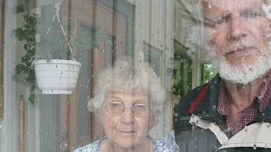 Gun och Hans Andersson har ännu inte fått sina isolerfönster installerade.