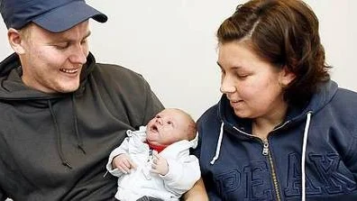 Inka Sandelius och Henrik Janssons son vilar här i rätt famn. Efter en förarglig förväxling av blanketter fick den nyfödde, som ännu inte fått något namn, en främmande man till pappa.