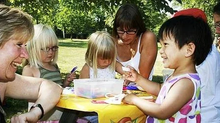 3-åriga Östervålatjejen Ida Larsson verkar ha det kul tillsammans med mamma Ulla Larsson som dessutom är en av ledarna vid Sommarbyn i missionskyrkans park.