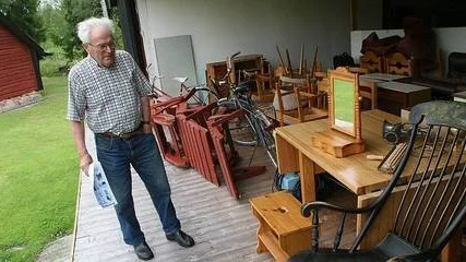 Thure Ögren vid en del av godset som auktioneras ut.