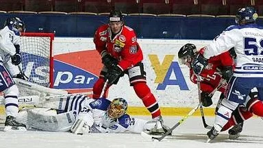 Markus Matthiasson (i mitten)samtalar med Ais.