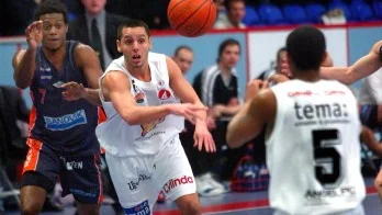Yasin Merzoug passar till TJ i en match mot Ockelbo 2004. Nästa säsong kan de återförenas.