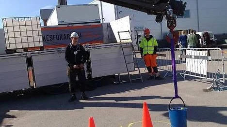 Johan Edberg hissar en hink med vatten. Grenen kallas "krankörning".