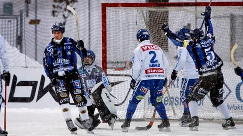 Andreas Eskhult och Pierre Roos firar Viktor Brobergs mål.
