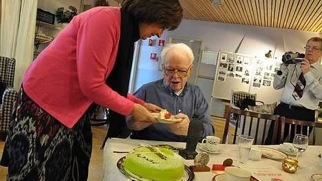 Mona Sahlin serverar  Artur Borg. Sonen Lars-Gunnar förevigar.