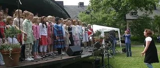 Körer sjöng bort regnmolnen