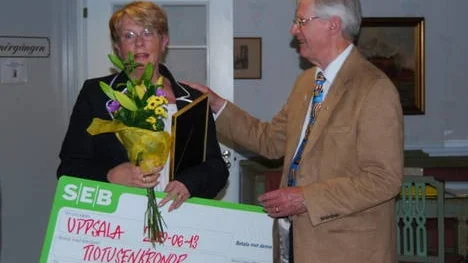 President Göran Linnarsson överlämnar en check till  Margareta Nyström, ordförande i Föräldraföreningen mot narkotika.