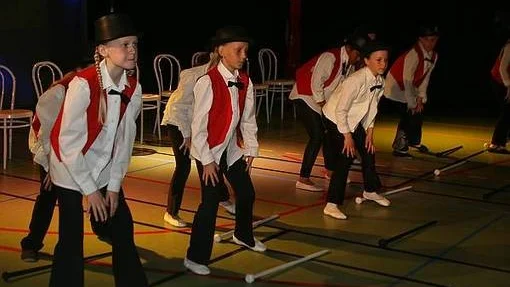 Danseleverna vid kulturskolan bjöd på dansföreställningen Spegel, spegel på väggen där.