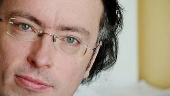 Hjärnforskaren Fredrik Ullén komponeraar sina konsertprogram så att äldre konstmusik möter nyskriven - till publikens förundran och förtjusning.