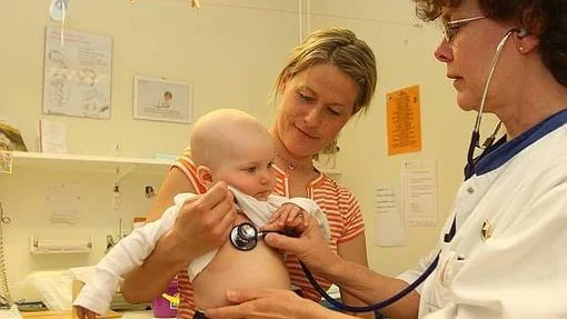 Verksamhetschefen Lena Kamf med lilla patienten Sara Ek Lundqvist och hennes mamma Anna Ek.