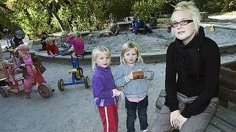 Arbetslagledare Pernilla Jacobsson, här med eleverna Ina Regnström och  Ebba Haapala, är nöjd med resultatet hittills.