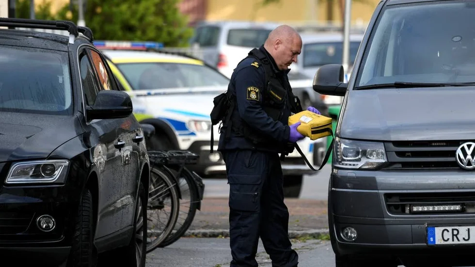 Visitation. När ett område utmärker sig, genom att många vapen och skottlossningar förekommer där, kan det under en begränsad tid vara tillåtet för polisen att göra stickprovskontroller av personer och fordon.