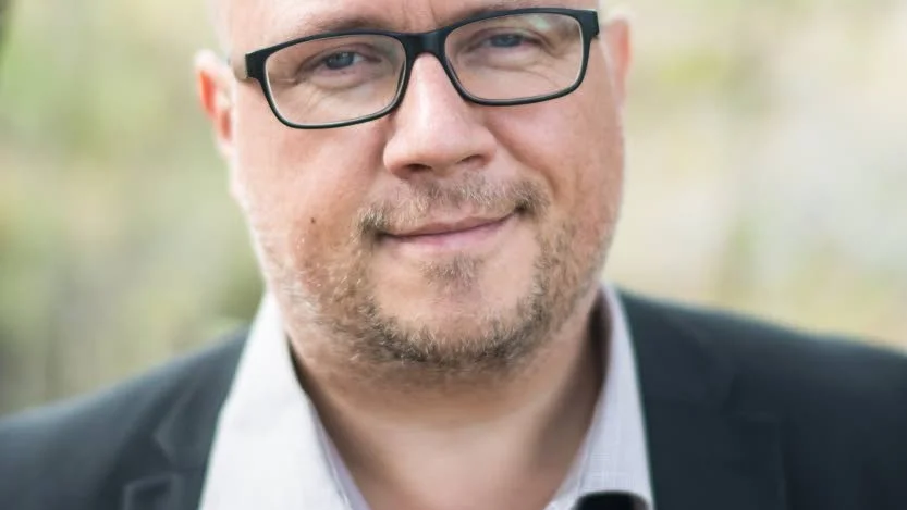 Resonerar. Författaren Torbjörn Elensky skriver infallsrikt om nationalism och migration i sin nya essäbok "Gränser".