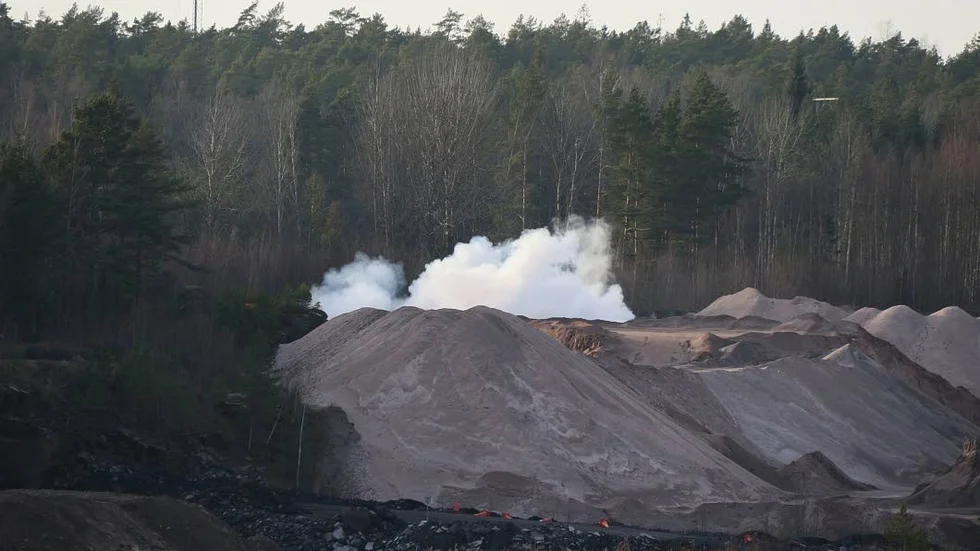 Pang. Sprängmedlen som hittades i förrådet togs ut till ett grustag utanför Gamleby. Bombgruppen kunde sedan desarmera dynamiten på plats.