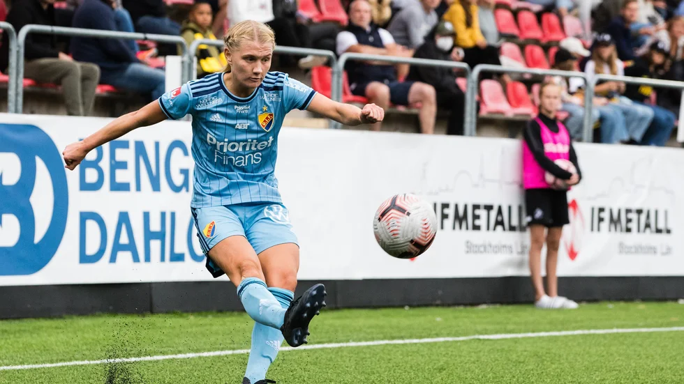 Sara Olai klipper till i derbyt mot AIK i fjol. Den här säsongen hoppas Olai bidra till att Djurgården hamnar högre upp i tabellen än i fjol. Först ska de dock försöka ta sig sig till semifianl i Svenska cupen. 