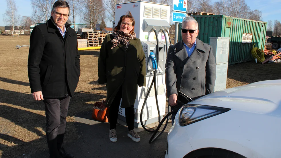 Lars Rosander (C), Karin Helmersson (C) och Ronny Olsson (C) bjöd in till pressträff vid laddstationen vid Skeppet i Målilla på fredagseftermiddagen.
