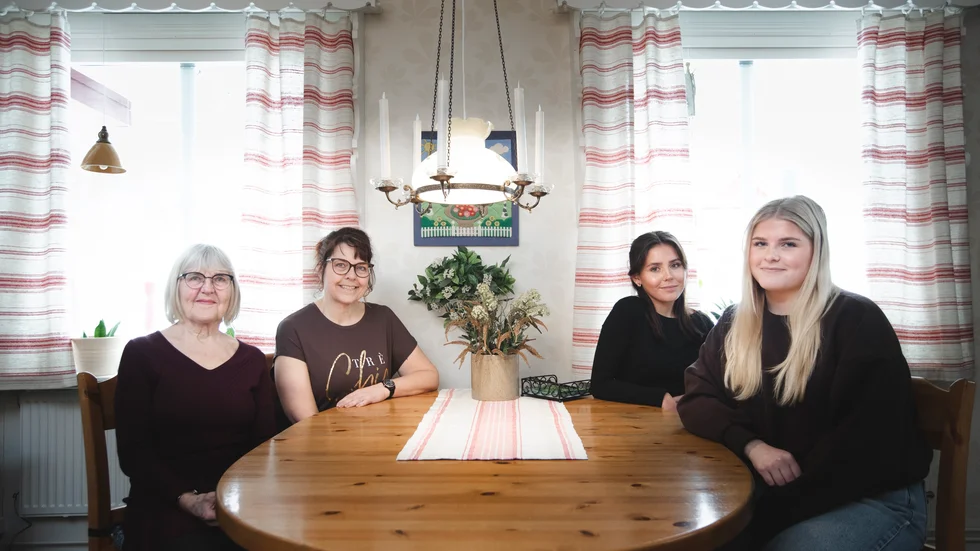 Tre generationer kvinnor inom samma familj. Sammantaget bär Sonja Thelin Nilsson, Ingela Nilsson, Maja Nilsson Isaxon och Johanna Nilsson på många års erfarenhet över vad det innebär att leva och verka som kvinna i Sverige under olika tider.