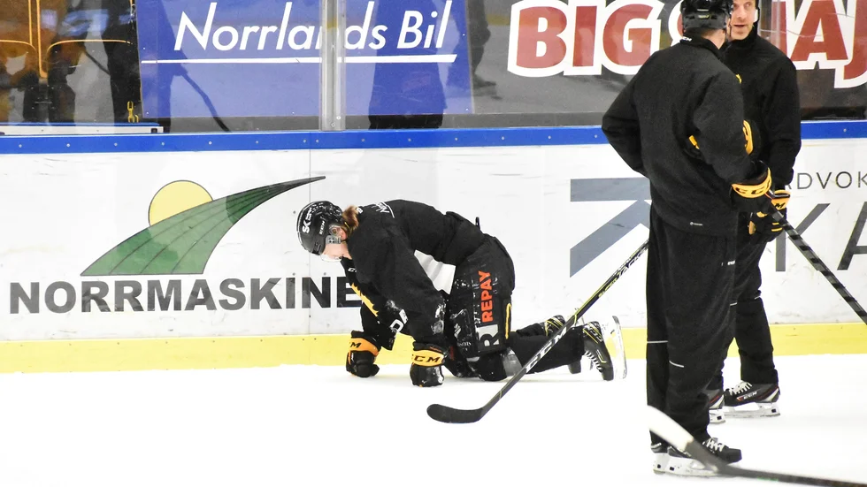 Jonathan Pudas hade rejält ont och fick lägga sig ner en stund på isen. 