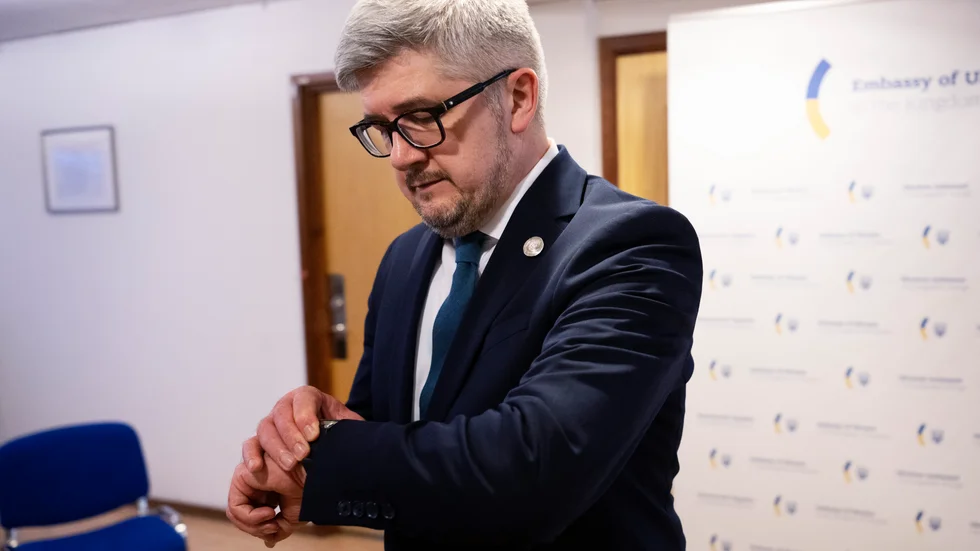 Ukrainas Sverigeambassadör Andrij Plachotnjuk har bråda dagar och säger på en pressträff på onsdagen att han just nu sover fyra till sex timmar per natt.