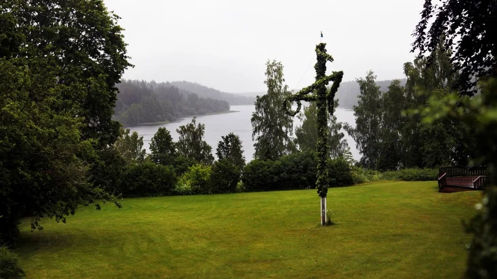 Olycka. Ungdomarna seglade på sjön Ryven när masten kom i kontakt med en högspänningsledning. Båten blev strömförande och fyra seglare fick lindriga brännskador.
