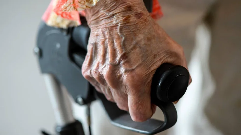 Stölder. Stölderna ska ha skett hemma hos äldre. Kvinnan som gripits misstänkt för brotten jobbar som undersköterska.