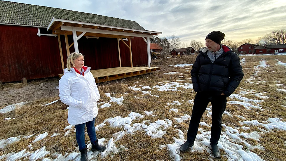 Solweig Fjällborg Ludvigsson och Magnus Ludvigsson vid scenen i Fröslunda hage.