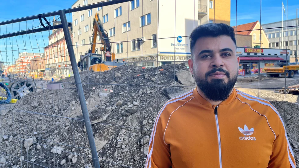 Mohammad Sidek berättar för tidningen att han tappat väldigt många kunder eftersom Drottninggatan har stängts av: "Jag hade det bästa läget innan."
