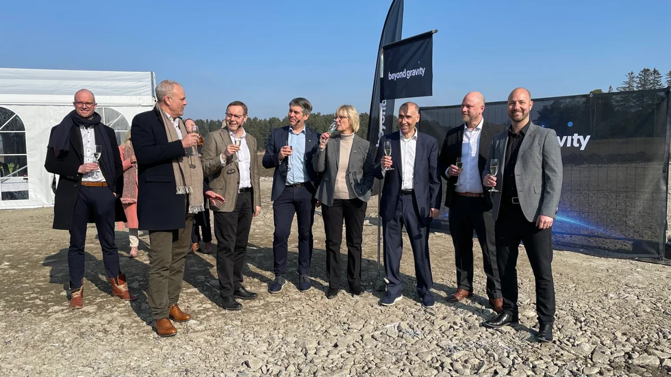 Från vänster: Johan Aspehof från Aspehof Fastigheter AB, Anders Larson och Magnus Engström från Beyond Gravity, Niklas Borg (M), kommunstyrelsens ordförande, Anna Rathsman, generaldirektör Rymdstyrelsen, Luis De Leon Chardel, Per Lovatt och
Stefan Hofmann, alla från Beyond Gravity.
 
