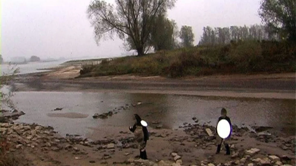 ”Carrying mirrors along the Waal #2”. Stillbild ur videoverk av Julia Boix-Vives.
