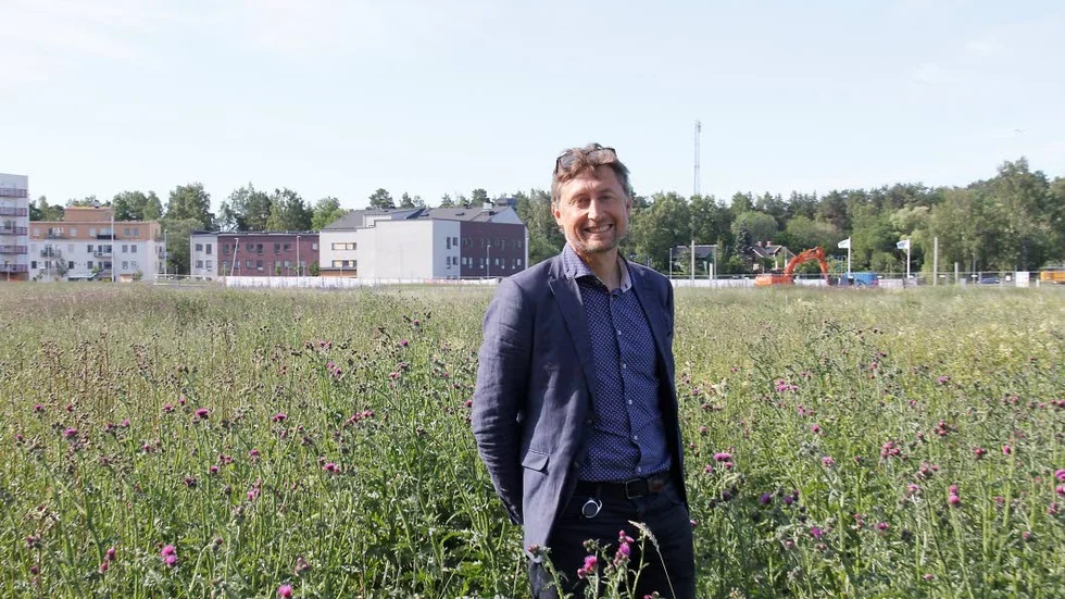 Veidekke Bostads regionchef Mats Fryxell i det som var tistelåker men kommer att bli kvarter med flexradhus.