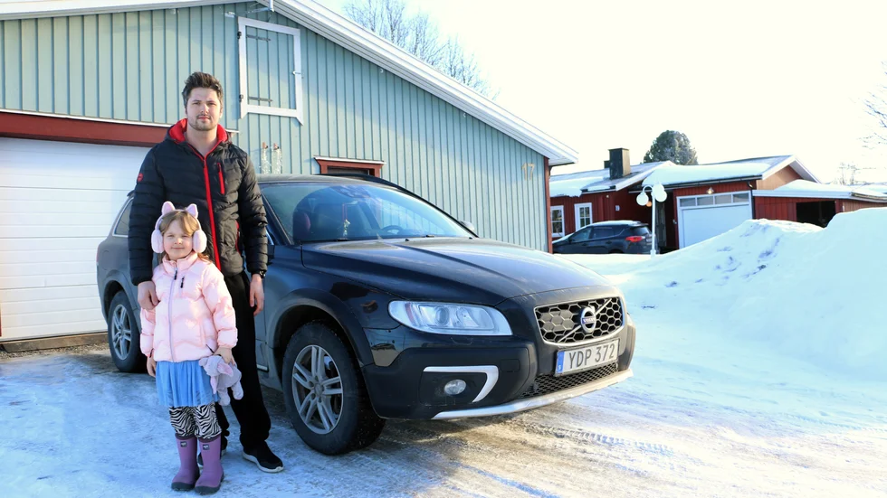 Linus Larsson och bonusdottern Vilja Larsson bor i Öjebyn. Varje månad tankar Linus för omkring 3000 kronor för att ta sig till jobbet utanför Skellefteå dit han kör varannan vecka. 