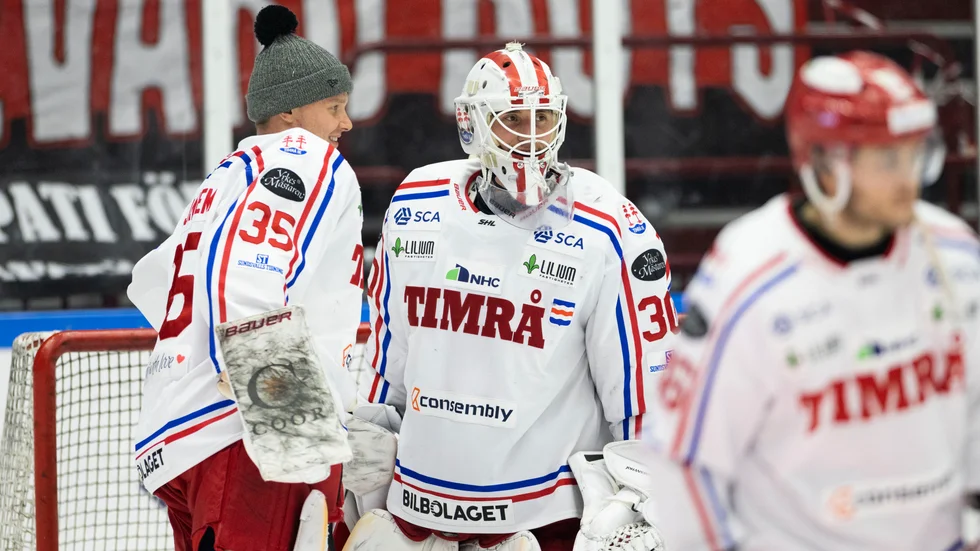 Timrås målvakter Sami Rajaniemi och Jacob Johansson får inrikta sig på kval ut ur SHL. Arkivbild.