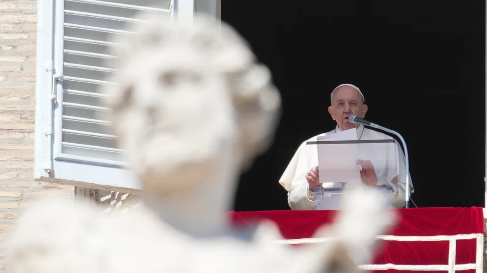 Påve Franciskus under sitt uttalande vid Petersplatsen under söndagen.