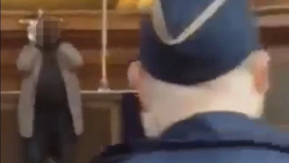 Mannen avlägsnades från Klosters kyrka av polis.